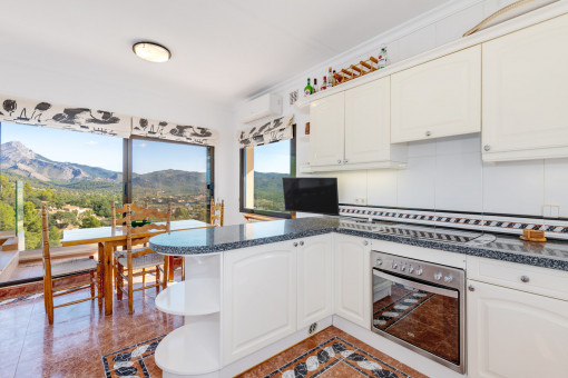 Cocina abierta con comedor contiguo