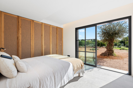 Uno de los tres dormitorios de la planta inferior con acceso al jardín