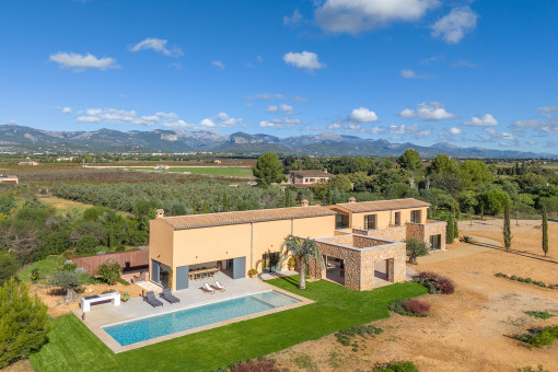 Finca con una distribución amplia en dos plantas