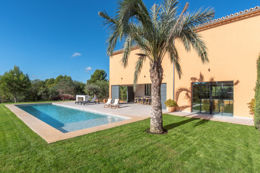 Amplia zona de piscina para una relajación total