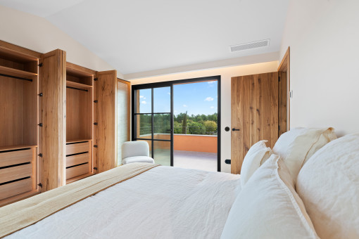 Dormitorio de la planta superior con terraza privada