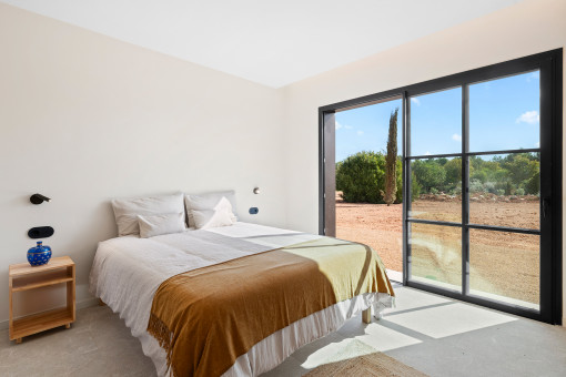 Uno de los tres dormitorios de la planta inferior con acceso al jardín