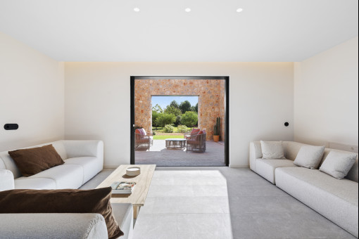 Concepto de salón abierto con vistas a un jardín mediterráneo frondoso