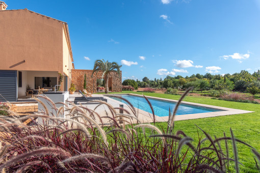 Paisaje ajardinado de inspiración natural en estilo isleño