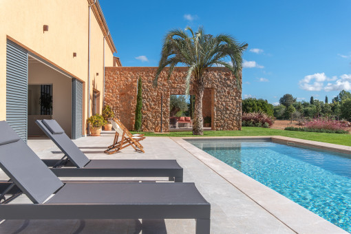 Amplia zona de piscina para una relajación total