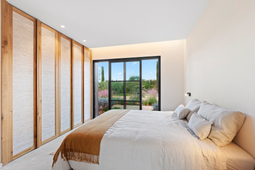 Uno de los tres dormitorios de la planta inferior con acceso al jardín