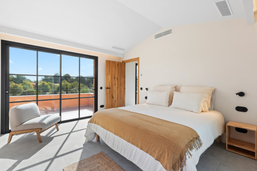 Dormitorio de la planta superior con terraza privada