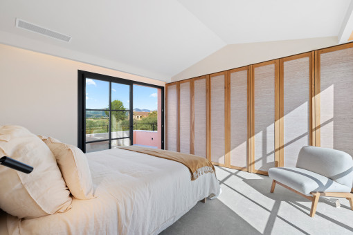 Dormitorio de la planta superior con terraza privada