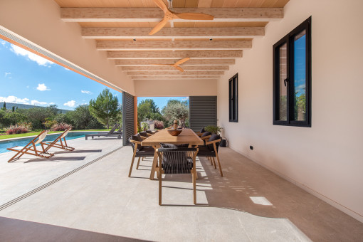 Terraza flexible con persianas mallorquinas completamente cerrables