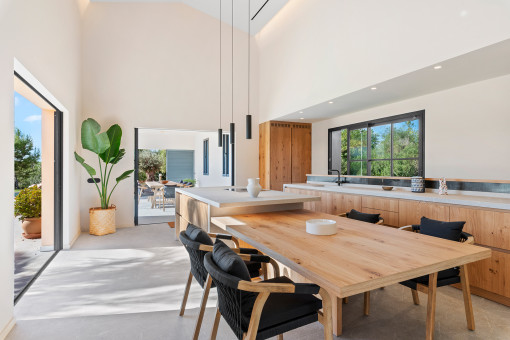 Comedor abierto con acceso directo al exterior