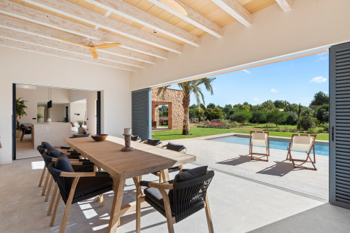 Zona de terraza con sombreado regulable y protección contra el viento