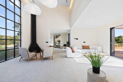 Salón luminoso con chimenea