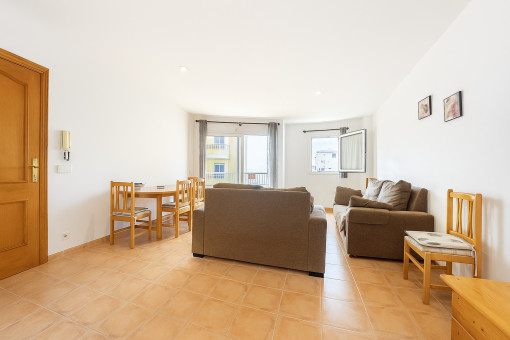 Salón con acceso al balcón