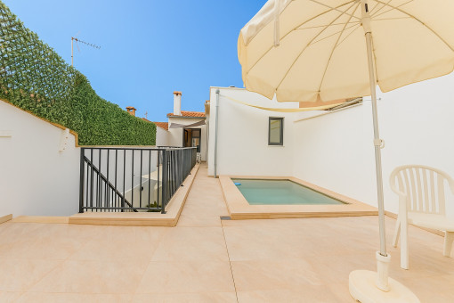 Planta superior con piscina y terraza soleada