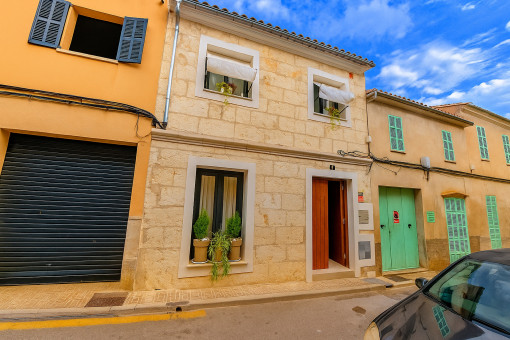 Fachada de piedra arenisca renovada en el centro de Santa Margalida