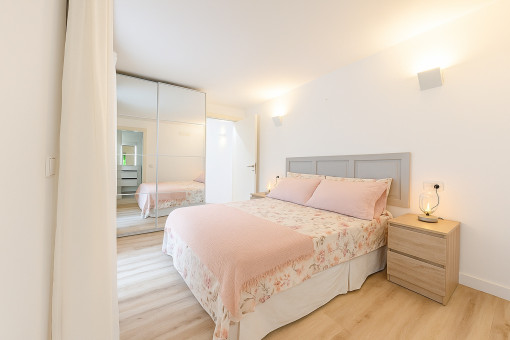 Tercer dormitorio doble con armario empotrado y tonos claros