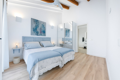 Dormitorio principal con cama doble y acceso a la terraza