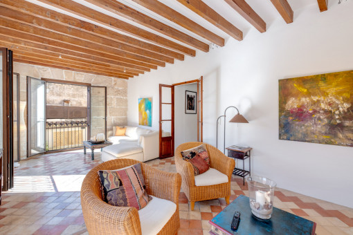 Salón luminoso con vigas originales en el techo