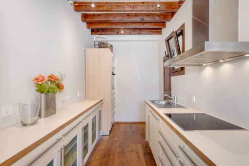 Cocina equipada con despensa contigua