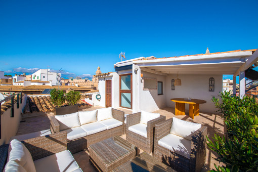 Terraza en la azotea con zona cubierta