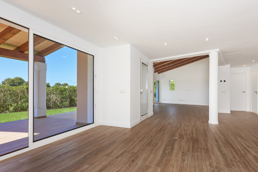 Luminoso salón-comedor con acceso al jardín