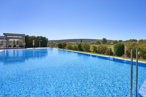 Gran piscina comunitaria con vistas al campo de golf