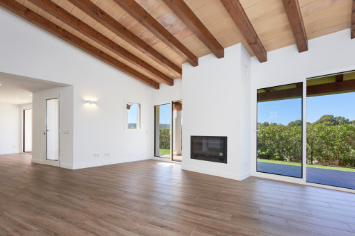 Salón luminoso con techos altos