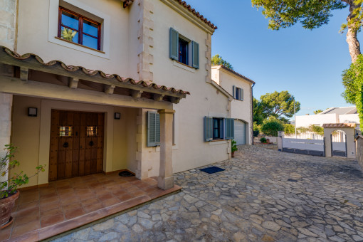 Entrada disenada al estilo mediterraneo