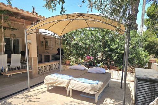 Terraza con tumbonas