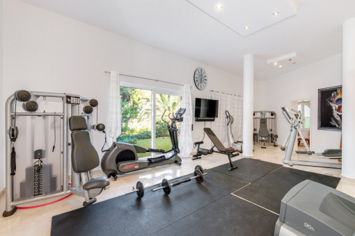 Sala de fitness luminosa con espacio para entrenamiento y relajación