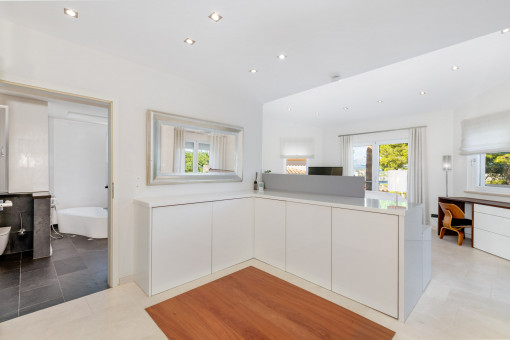 Dormitorio principal con baño en suite