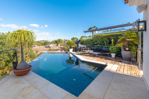 Elegante piscina infinita con vistas al entorno verde