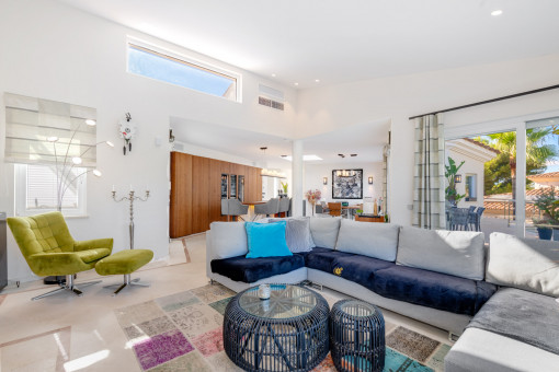 Sala de estar abierta y luminosa con grandes ventanales