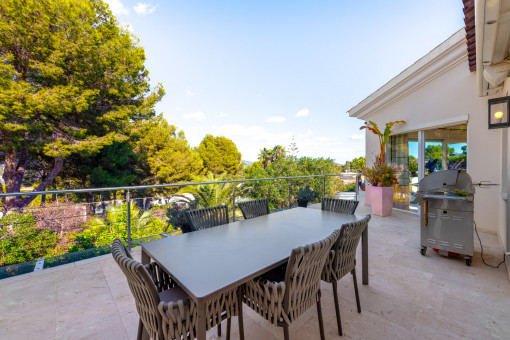 Amplia terraza con bonitas vistas despejadas