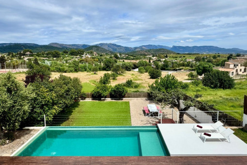 Piscina y vistas a las montañas