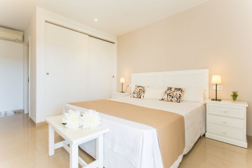 Uno de tres dormitorios con baño en suite