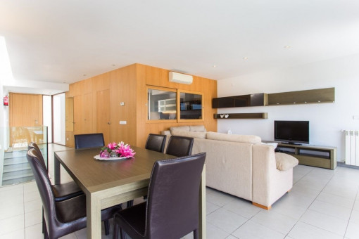 Salón y comedor abierto con cocina separada