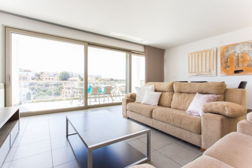 Luminoso salón con acceso a la terraza