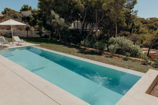 Piscina con solariúm