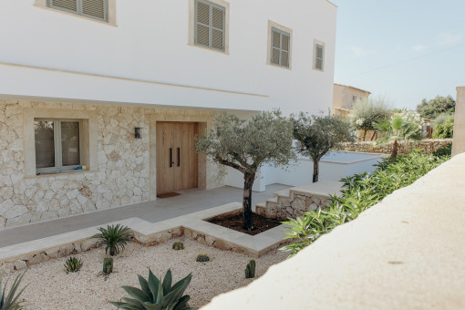 Vista frontal de la villa