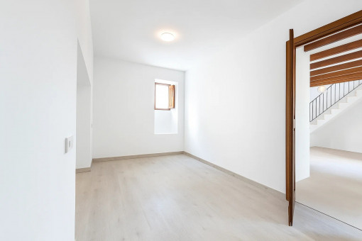 Primer dormitorio con detalles de madera