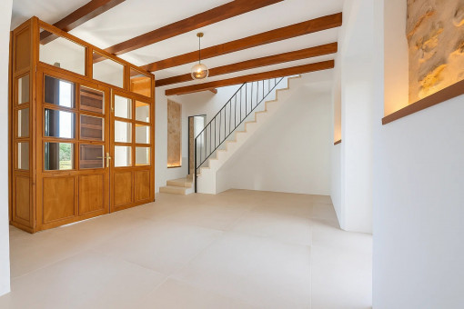 Vestíbulo moderno con escalera