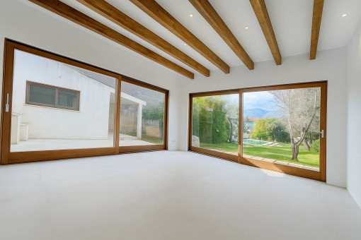 Salón-comedor moderno con acceso al patio