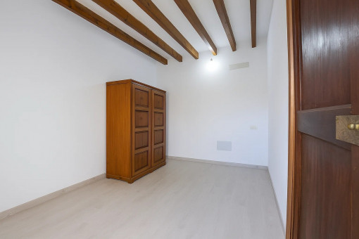 Segundo dormitorio con vigas de madera
