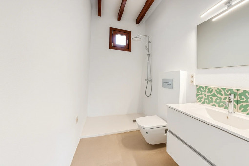 Baño moderno en la planta baja con ducha