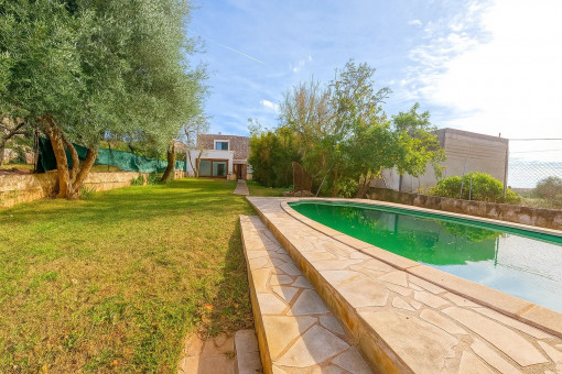 Amplio jardín con piscina