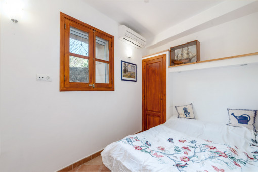 Dormitorio con aire acondicionado
