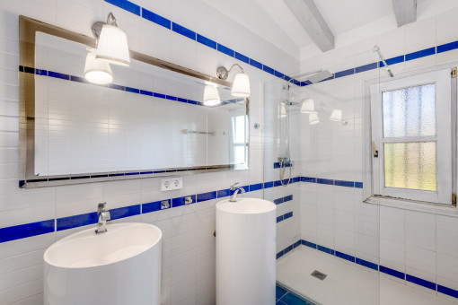 Baño con líneas limpias y definidas