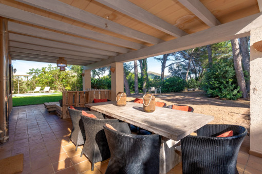 Espacio de comedor en terraza cubierta