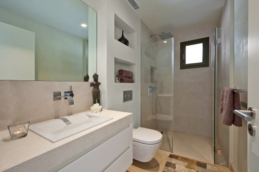 Uno de los tres baños